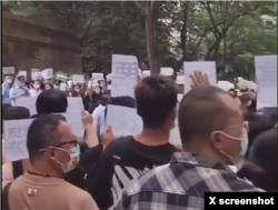 2022年7月14日,中国西安烂尾楼业主在银监局门口抗议。(推特视频截图)