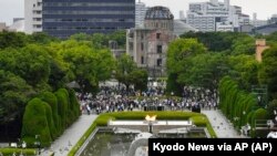 资料照:日本广岛和平公园。2022年8月6日,人们在这个公园举行原子弹袭击77周年纪念活动。