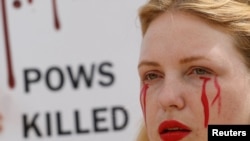 乌克兰马里乌波尔亚速钢铁厂保卫者的女友尤利娅娜在首都基辅参加集会,抗议俄罗斯导致乌克兰战俘死亡(2022年7月30日)