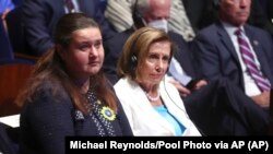 Oksana Markarova, Dubes Ukraina untuk AS (kiri) bersama anggota DPR AS Nancy Pelosi (foto: dok).