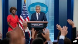 7月21日，白宫新冠病毒应对小组协调人阿什·贾(Ashish Jha)在一次新闻发布会上谈及拜登总统新冠病毒检测阳性。站在他身旁的是白宫新闻发言人卡琳·让-皮埃尔。（美联社照片）