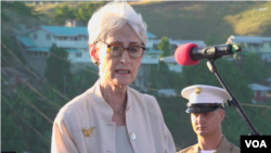 美国副国务卿谢尔曼8月7日出席在所罗门群岛首都霍尼亚拉举行的瓜达尔卡纳尔战役80周年纪念活动 (美国之音记者莉雅、久岛拍摄)