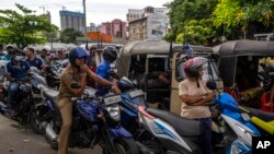 斯里兰卡科伦坡，斯里兰卡人在一个加油站排队等候购买汽油（2022年7月17日）。