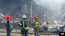 Фото Служби з надзвичайних ситуацій в Україні, Вінниця, 14 липня 2022 року. (Ukrainian Emergency Service via AP)