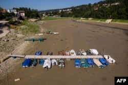 Perahu-perahu di dasar Danau Brenets (Lac des Brenets) yang kering, 18 Juli 2022. Sungai ini merupakan bagian dari Sungai Doubs, Les Brenets di perbatasan Prancis timur dan Swiss barat. (Fabrice COFFRINI / AFP)