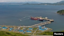 鸟瞰图显示停泊在俄罗斯港口城市纳霍德卡附近码头的油轮。(2022年6月13日)