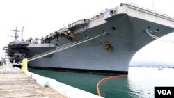 “环太军演”期间,停泊在夏威夷港的“林肯”号航母。(美国之音刘恩民)