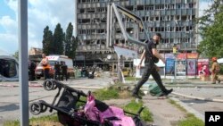 乌克兰文尼察市遭到俄罗斯导弹攻击后的儿童推车(2022年7月14日)