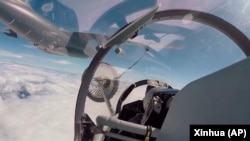 中国新华社发布的视频显示解放军空军参加针对台湾的联合军演。(2022年8月4日)