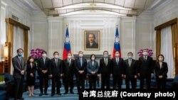 台湾总统蔡英文与日本“思考日本安全保障议员之会”访台代表团合影