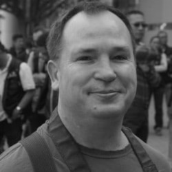 前美国防部情报局高级情报分析师丹·盖瑞特(Dan Garrett)(照片来源:共产主义受难者纪念基金会网站)