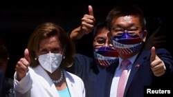 美国会众议院议长佩洛西与台湾立法院副院长蔡其昌2022年8月3日会面后向媒体致意(路透社)
