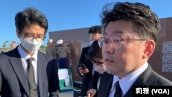 日本副防卫大臣鬼木诚2022年8月7日在霍尼亚拉接受美国之音记者采访。(美国之音莉雅拍摄)