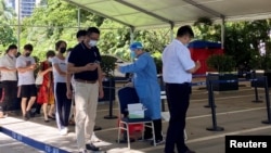 广东深圳市民排队接受新冠病毒核酸检测。(2022年7月21日)