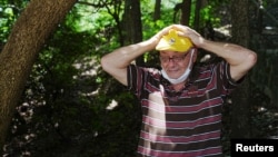 香港天主教神父甘浩望(Franco Mella)在香港石壁监狱外开始举行为期三天的绝食抗议。(2022年7月14日)