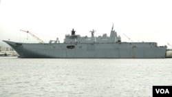 澳大利亚两栖攻击舰“堪培拉”号在环太军演期间停靠在夏威夷珍珠港(美国之音刘恩民摄)