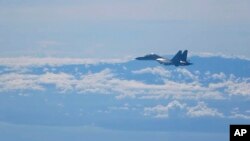 중국 군용기가 훈련 비행하고 있다. (자료사진)