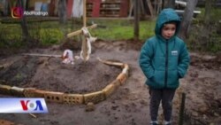 Bức ảnh đứa bé bên mộ mẹ trở thành biểu tượng của cuộc chiến Nga- Ukraine Bức ảnh đứa bé bên mộ mẹ trở thành biểu tượng của cuộc chiến Nga- Ukraine