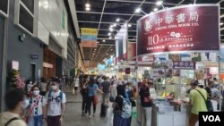 香港书展开幕日,大批香港市民进场参观。(美国之音 高锋摄)