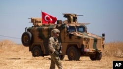 资料照片:美国军人和土耳其军人在叙利亚与土耳其边境的安全区进行首次联合地面巡逻(2019年9月8日)