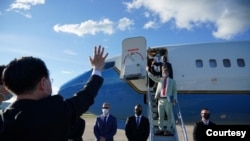 台湾外交部长吴钊燮2022年8月3日与结束访台的佩洛西一行挥手告别。(台湾外交部照片)