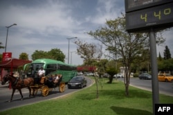 Termometer jalanan menunjukkan angka 44 derajat Celcius saat gelombang panas melanda Seville, 12 Juli 2022. (JORGE GUERRERO / AFP)