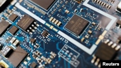 资料照:一片电路板上的半导体芯片。