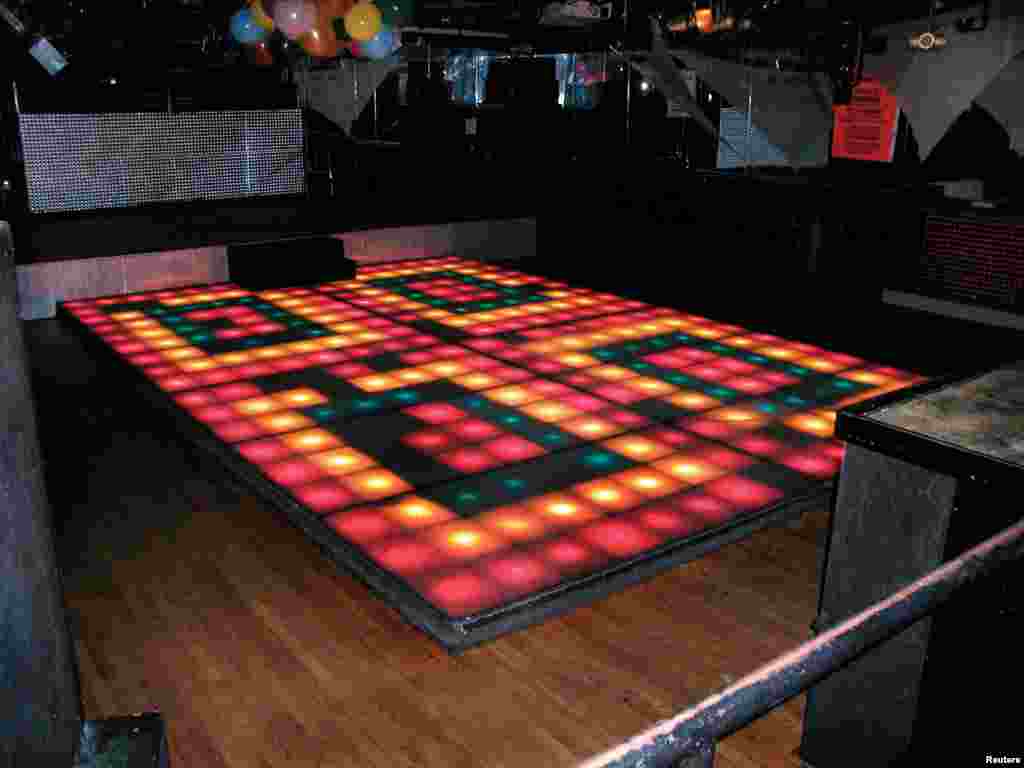 1977年歌舞影片《周末夜狂热》( "Saturday Night Fever")中使用的迪斯科舞厅的灯光地板。这个地板将在6月下旬拍卖。