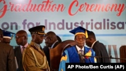 穆加贝参加在哈拉雷城边的一次毕业典礼。(2017年11月17日)