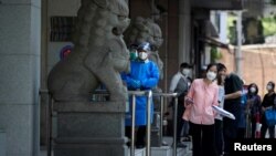 北京市民在一中国建设银行支行前排队等候进行新冠核酸检测。(2022年6月6日)