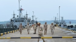 在云壤海军基地,柬埔寨海军人员在船舰旁巡视。(2019年7月26日)