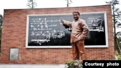 黄万里塑像--2013 年塑於西南交大犀浦校区 （黄万里研究基金提供图片）