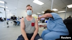 2022年6月6日,魁北克省蒙特利尔,一名男子在接种猴痘疫苗。