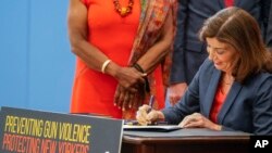 纽约州长霍楚尔签署一系列加强枪支管控的法律。(2022年6月6日)