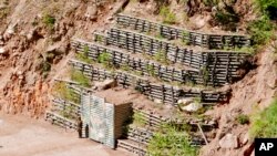 资料照片:2018年5月24日的照片显示一名卫兵守护在朝鲜丰溪里核试验基地西隧道的入口。