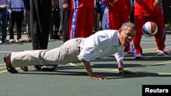 美国总统奥巴马在白宫南草坪庆祝复活节打篮球期间做俯卧撑 (2012年4月9日)