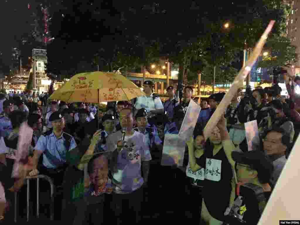 香港多个团体举行示威 呼吁习近平立即释放身诺贝尔和平奖得主刘晓波(美国之音海彦拍摄)