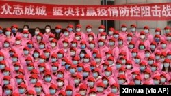 山东省医护人员在前往上海帮助抗疫前在济南举行仪式。(2022年4月3日)