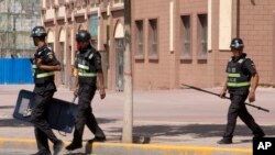 在新疆街头巡逻的警察(资料照片)