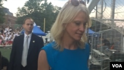 2017年6月21日第九届美国国会女子垒球赛,白宫顾问康韦短暂现身国会女子垒球赛。(美国之音李逸华摄)
