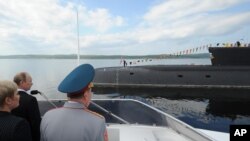 资料照:俄罗斯总统普京视察北方舰队的核潜艇。(2014年7月27日)