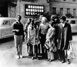 1971年4月14日美国乒乓球队站在北京酒店外,左起第二位就是当年15岁的朱迪•霍尔弗罗斯特(Judy Hoarfrost)(美联社)