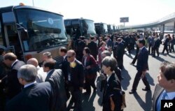 韩国代表团成员抵达朝鲜平壤机场参加纪念《10•4韩朝共同宣言》活动。(2018年10月4日)