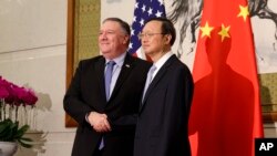 Ngoại trưởng Mike Pompeo và Ủy viên Quốc vụ
viện, Uỷ viên Bộ Chính trị Trung Quốc Dương Khiết Trì tại Nhà khách Điếu Ngư Đài, Bắc Kinh, ngày 8/10/2018.