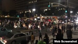 维州暴力事件后,洛城市政府前的示威(网路截图)