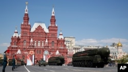 俄罗斯洲际弹道导弹发射架出现在莫斯科红场阅兵式上。(资料照 2016年5月9日)