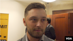 立陶宛议员马里乌斯·玛蒂约萨伊蒂斯在"对华政策跨国议会联盟”年度峰会时接受美国之音采访。(2022年9月13日)