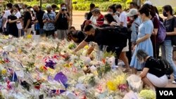 连日来数以千计港人到英国驻港总领事馆外献花悼念英女皇伊利莎伯二世驾崩,出现鲜花如海的景象 (美国之音/汤惠芸)