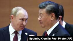 中国领导人习近平与俄罗斯总统普京在乌兹别克斯坦撒马尔罕出席上海合作组织首脑会议期间交谈。（2022年9月16日）