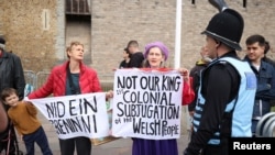 2022年9月11日英国威尔士卡迪夫城堡: 人们抗议查尔斯三世兰登基